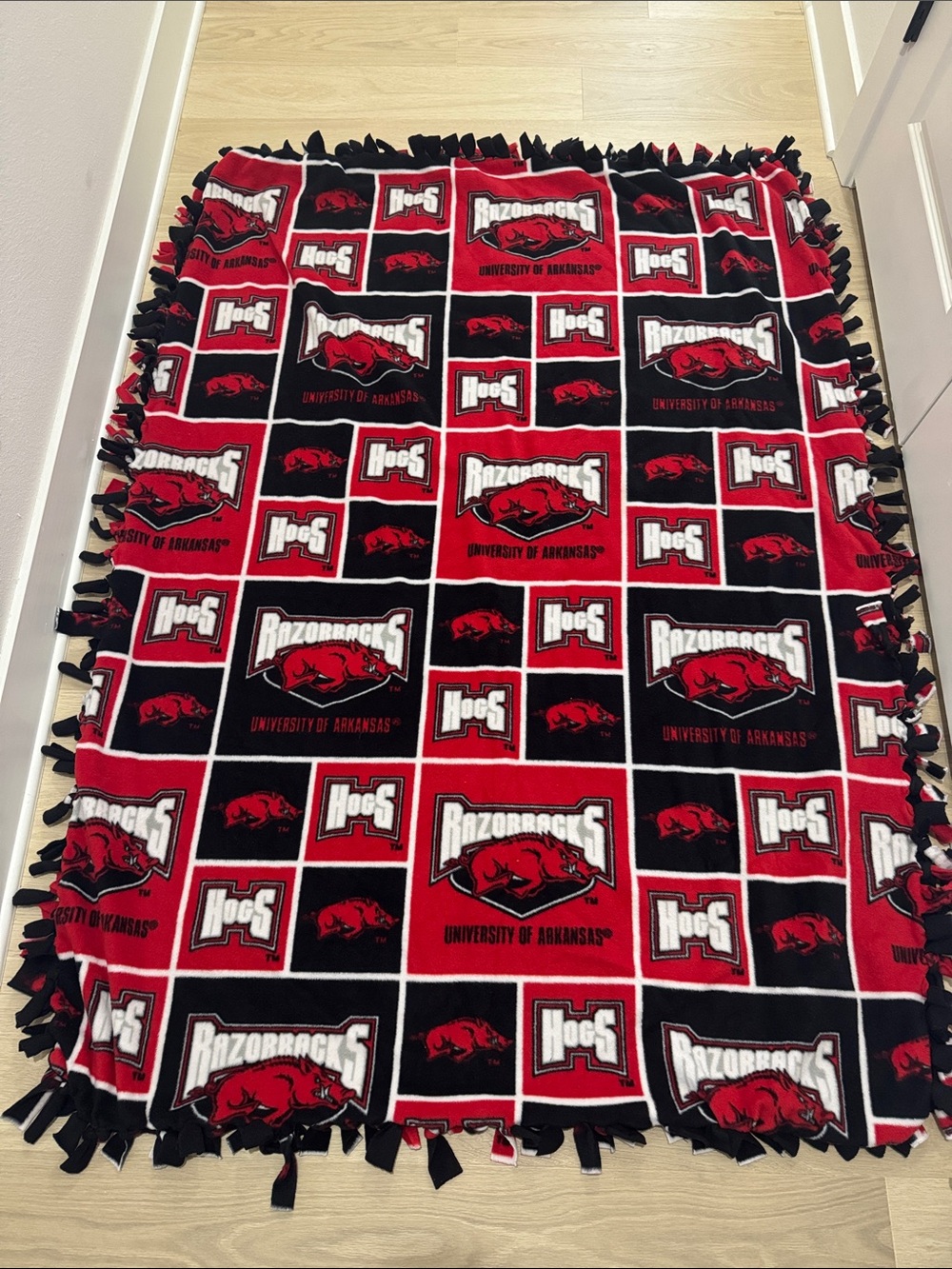 Arkansas Razorbacks Fleece Tie-Blanket - Red & Black